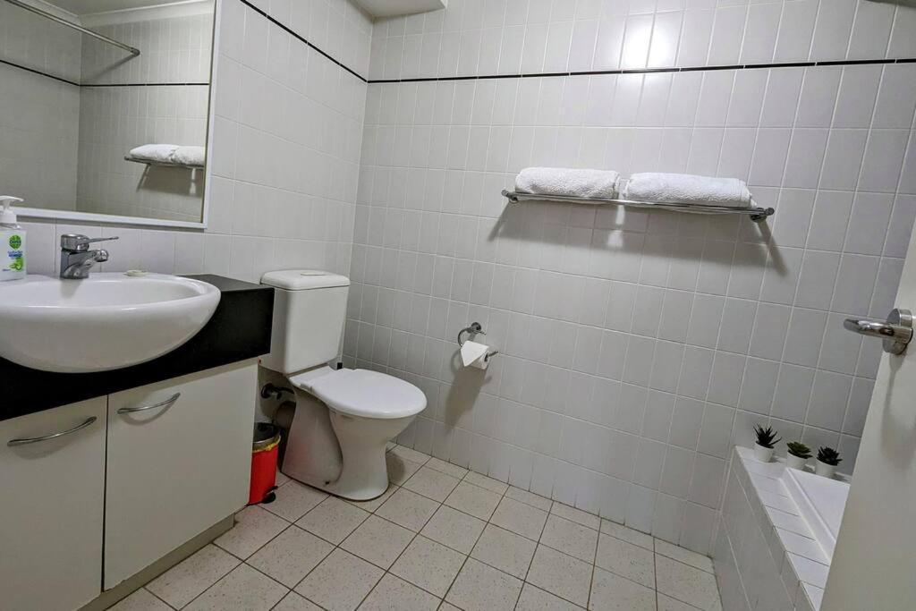 City & Lakeside With Free Parking, Pool And 10 Mins Walk Into The City Perth Kültér fotó
