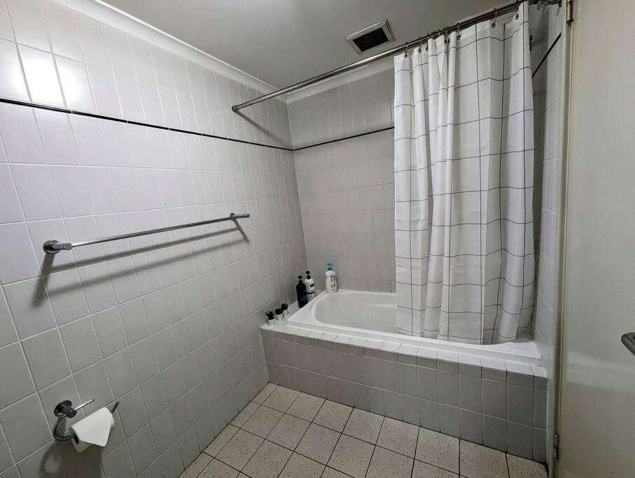 City & Lakeside With Free Parking, Pool And 10 Mins Walk Into The City Perth Kültér fotó
