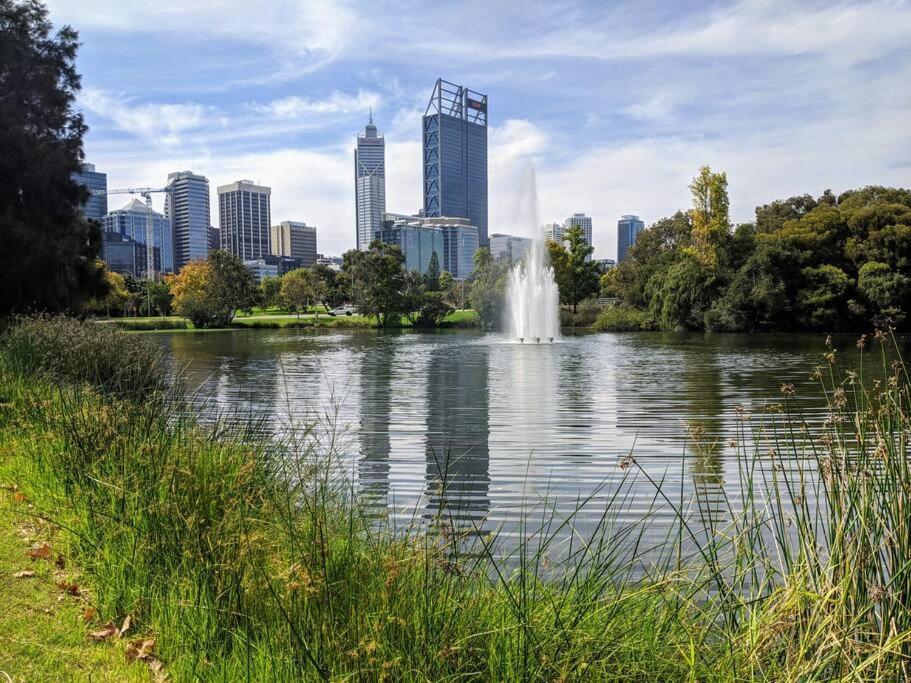 City & Lakeside With Free Parking, Pool And 10 Mins Walk Into The City Perth Kültér fotó